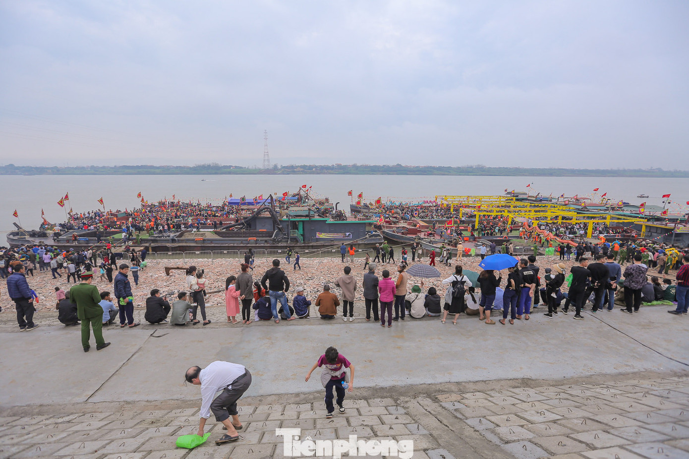 Được biết, BTC đã chuẩn bị 12 tàu, phà lớn để phục vụ đủ người dân, du khách tham gia lễ hội. Được biết, BTC đã chuẩn bị 12 tàu, phà lớn để phục vụ đủ người dân, du khách tham gia lễ hội.