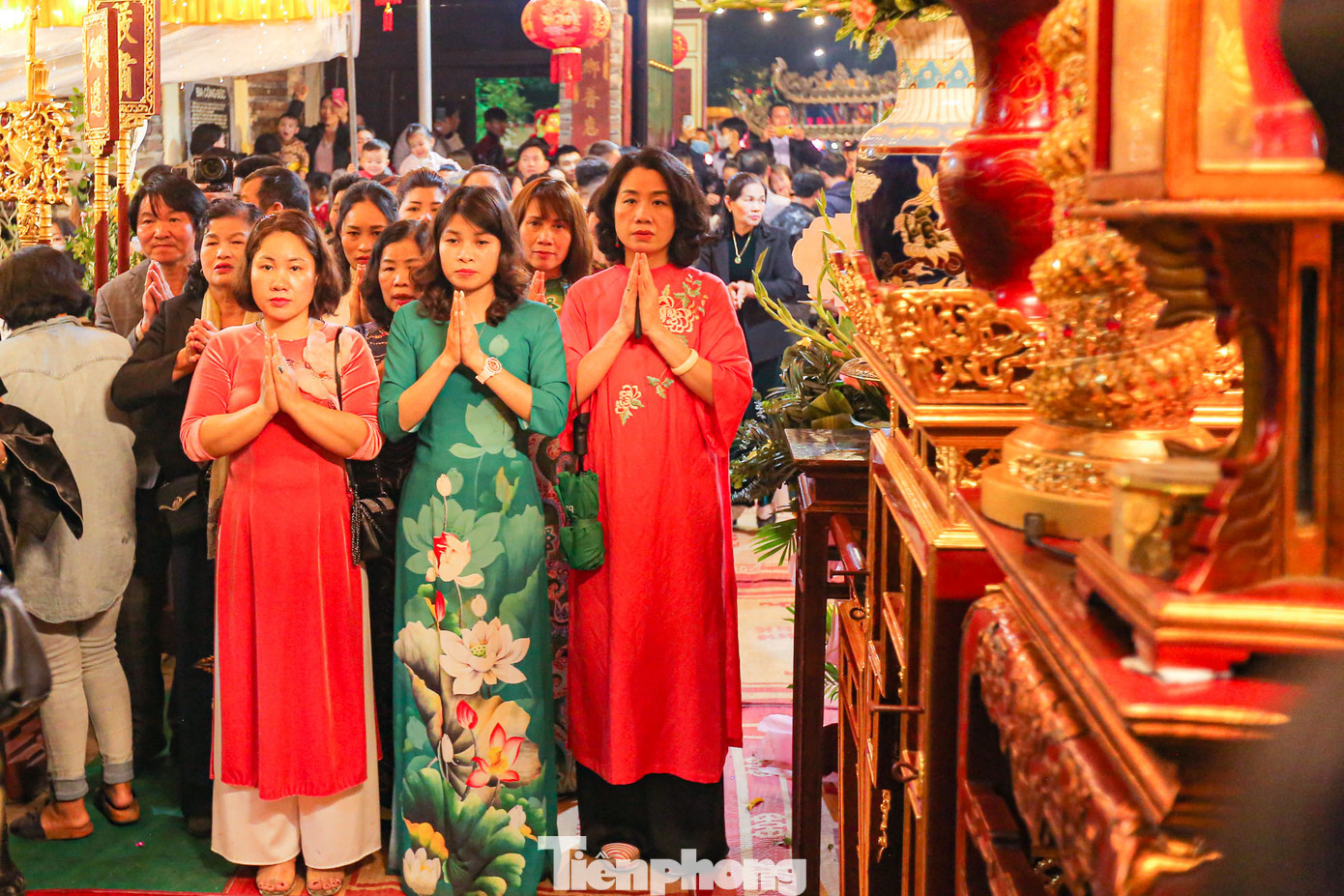 Du khách đến lễ tại đình.