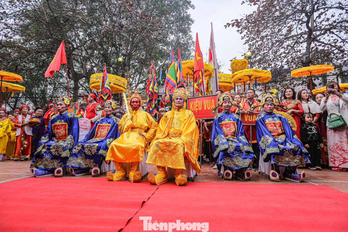 Ngày 12 tháng Giêng âm lịch, Lễ hội Đền Sái chính thức được diễn ra. Trong ngày này, "vua", "chúa" và các sứ sẽ tề tựu ở khu vực sân đình từ sớm và đều được con cháu khênh kiệu rước từ nhà ra. Ngày 12 tháng Giêng âm lịch, Lễ hội Đền Sái chính thức được diễn ra. Trong ngày này, "vua", "chúa" và các sứ sẽ tề tựu ở khu vực sân đình từ sớm và đều được con cháu khênh kiệu rước từ nhà ra.