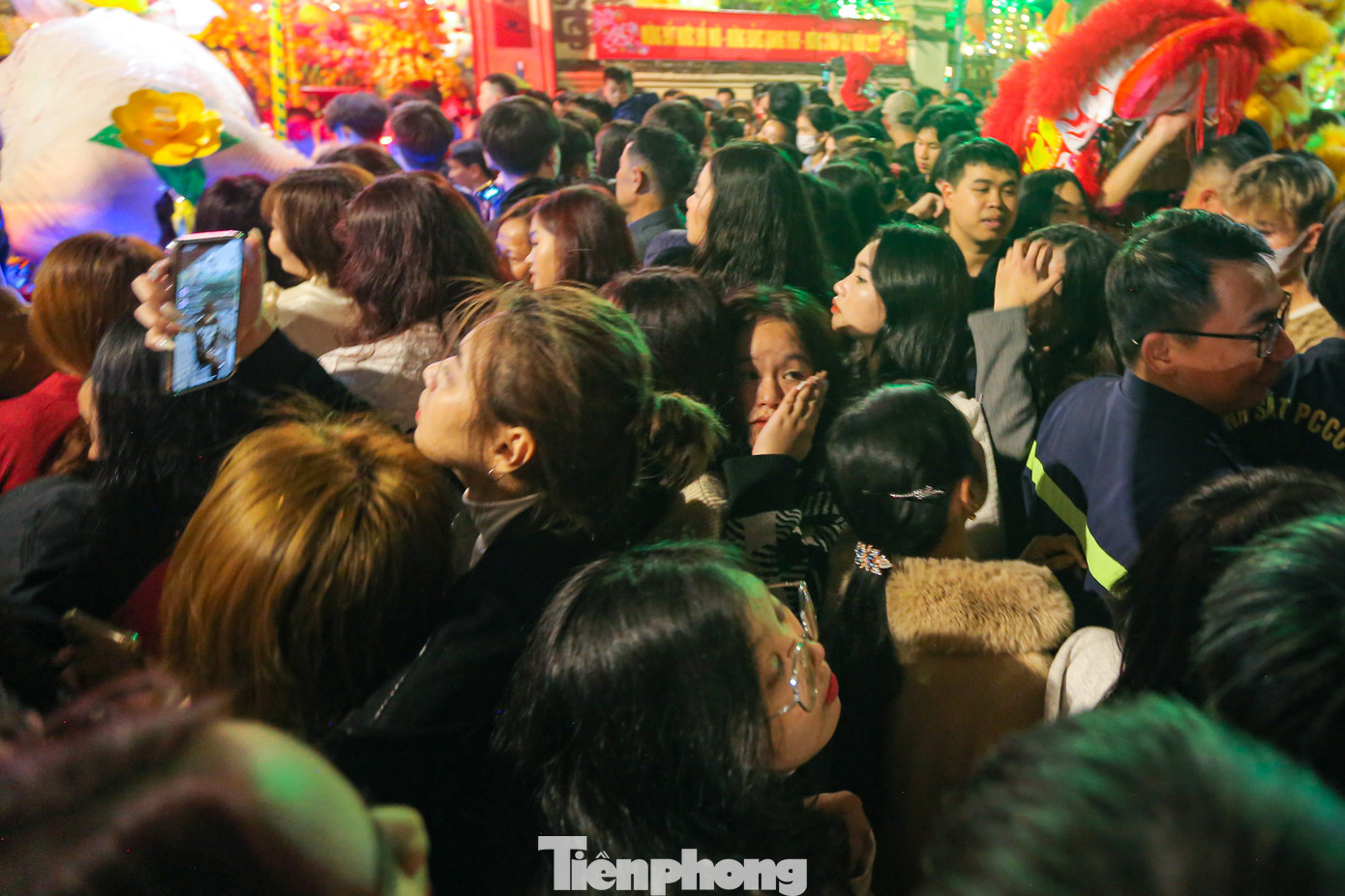 Nhiều du khách bị "mắc kẹt" giữa đám đông.