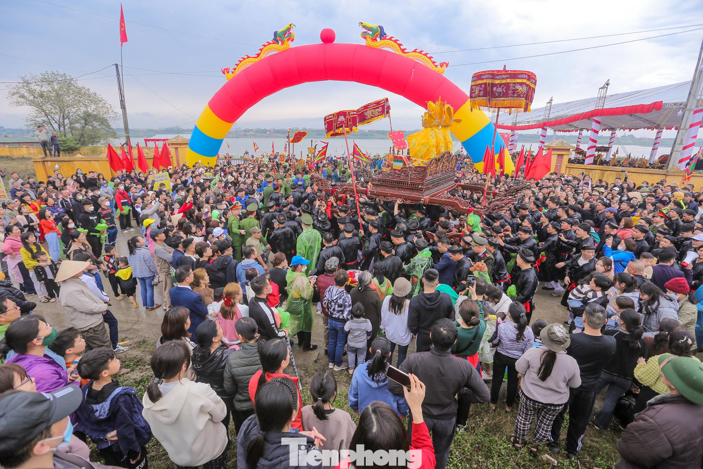 Sau gần 5 tiếng rước kiệu trên đường bộ, đoàn kiệu đã đến được bến phà. Sau gần 5 tiếng rước kiệu trên đường bộ, đoàn kiệu đã đến được bến phà.