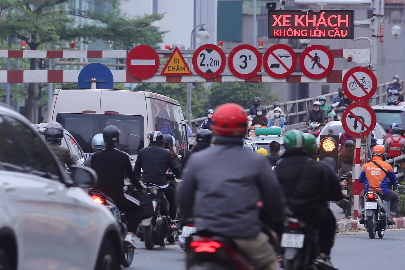 Một xe khách khác có chiều cao gần chạm khung hạn chế được cảnh báo không lên cầu nhưng vẫn cố tình lên cầu.