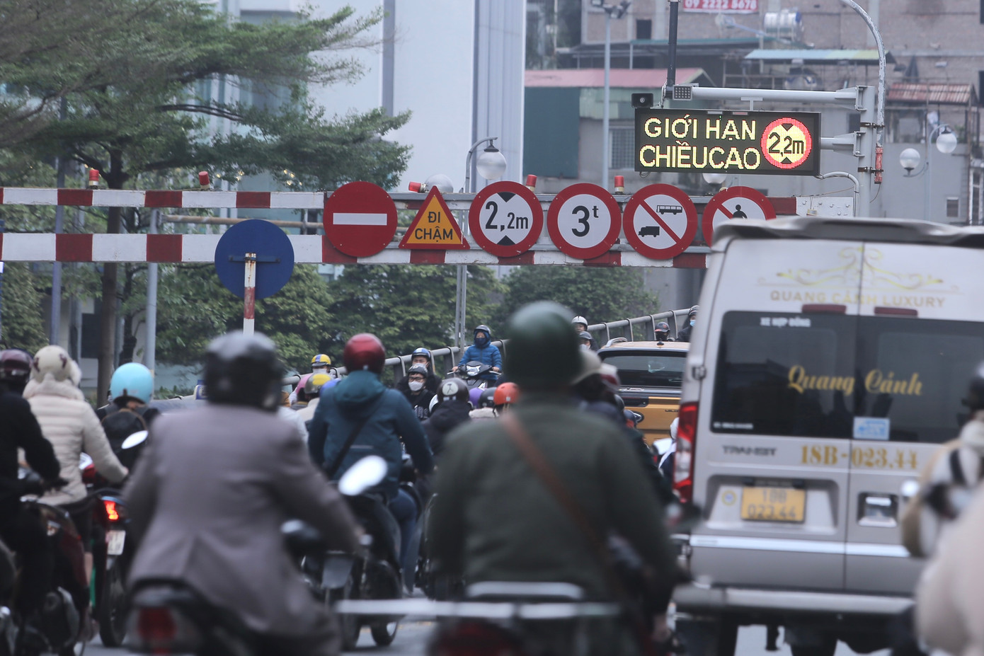 Cầu vượt Thái Hà - Chùa Bộc là một trong những địa điểm đầu tiên được Sở Giao thông Vận tải Hà Nội thí điểm lắp đặt biển cảnh báo thông minh. Biển báo được thiết kế dưới dạng đèn Led với cỡ chữ to nên người đi đường dễ dàng quan sát.