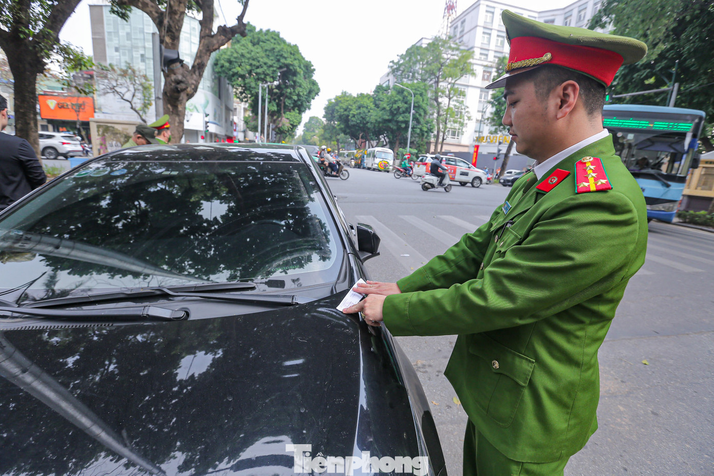 Niêm phong những xe ô tô đỗ sai quy định.