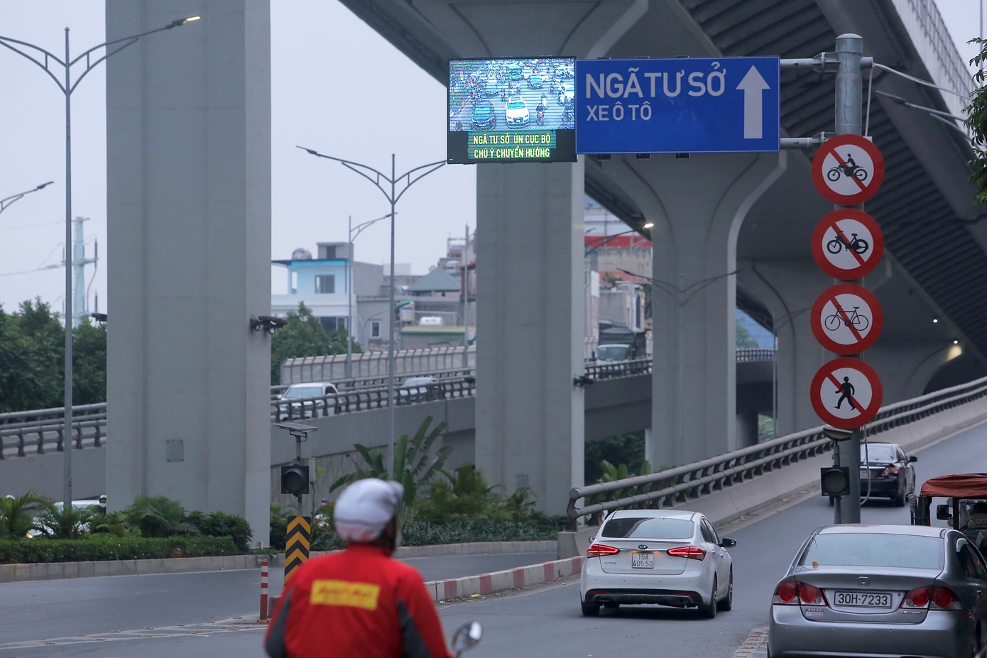 "Tôi thấy hệ thống biển báo rất là thông minh, hữu ích, Tuy nhiên khi nhận biển cảnh báo tại đường Trường Chinh lại ít có lựa chọn chuyển hướng để né khu vực ùn tắc. Tôi mong hệ thống được nhân rộng khắp thành phố Hà Nội để có thể cảnh báo từ xa hơn nữa", anh Việt (Thanh Oai, Hà Nội) chia sẻ.
