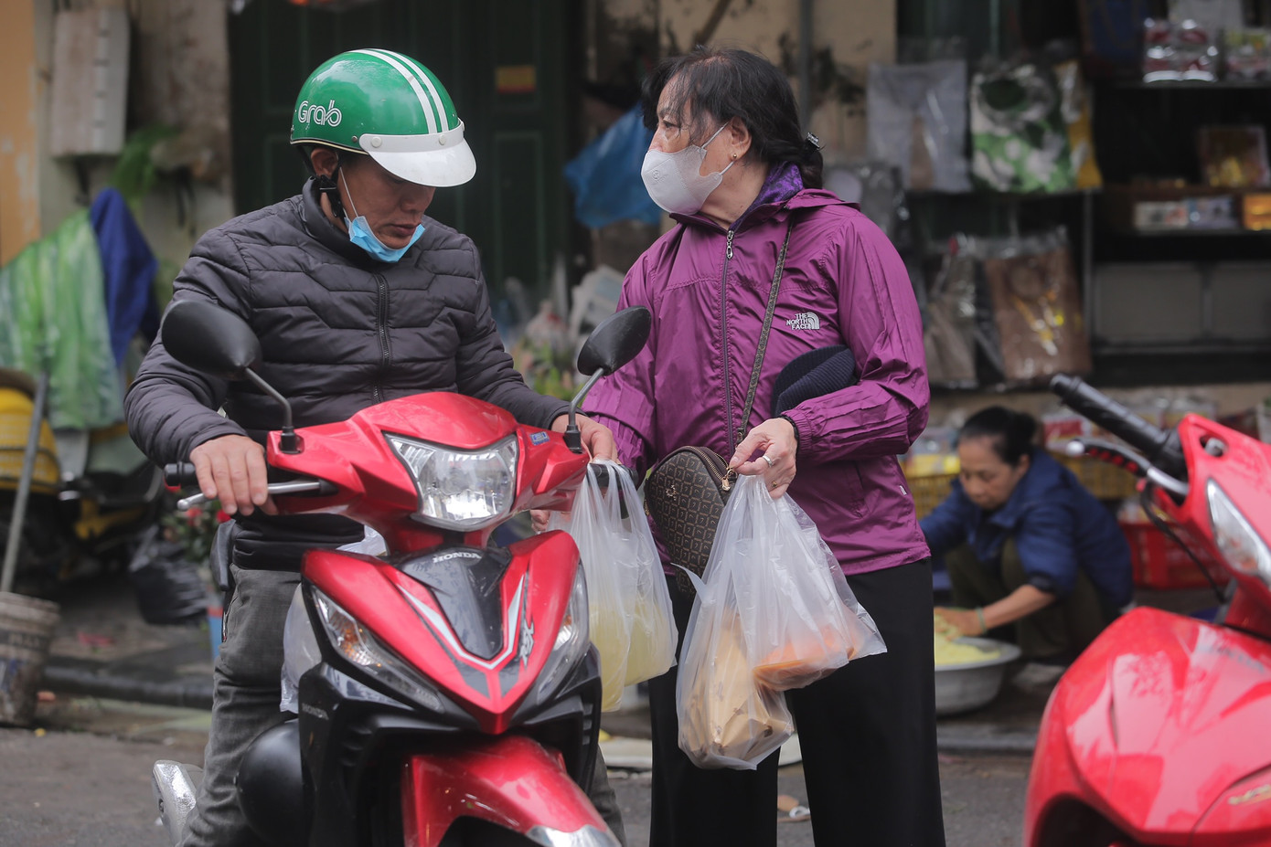 “Nhà bác năm nay cúng rằm sớm trước một hôm. Thế nên sáng nay bác mới đi chợ mua đồ lễ và gà về cúng. Bác phải đi chợ sớm vì còn kịp mang các thứ về làm và sắp lễ. Cúng xong ở nhà thì bác mới đi lễ chùa”, bác Thủy, 47 tuổi cho biết.
