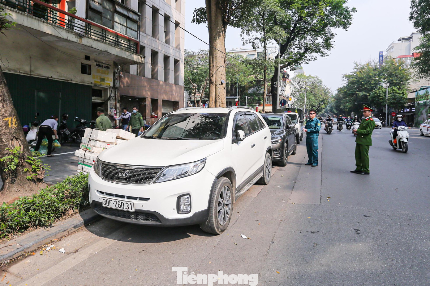 Bãi xe tự phát trên phố Bà Triệu bị xử lý vi phạm.