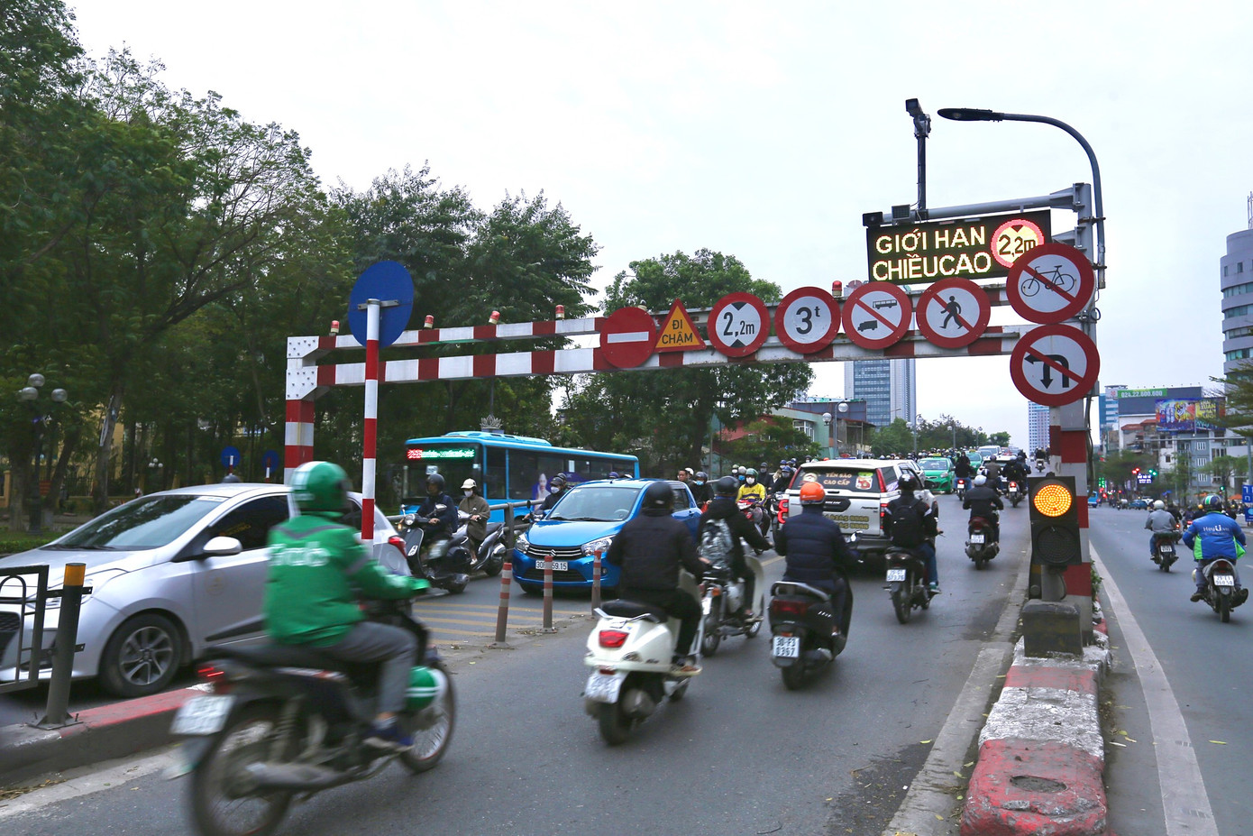 Biển báo thông minh vẫn phải tiếp tục thí điểm để đánh giá về khả năng chịu đựng thời tiết cũng như hoạt động có ổn định hay không trước khi nhân rộng.