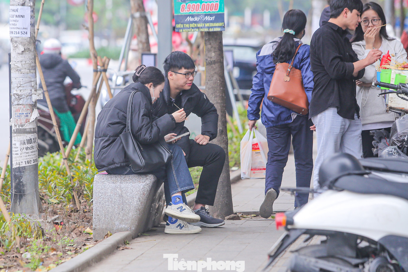 Người dân sinh sống tại khu vực trên đều cho rằng, thiết kế cảnh quan vỉa hè đường Nguyễn Chí Thanh khá đẹp mắt và đảm bảo cảnh quan, văn minh đô thị. Người dân sinh sống tại khu vực trên đều cho rằng, thiết kế cảnh quan vỉa hè đường Nguyễn Chí Thanh khá đẹp mắt và đảm bảo cảnh quan, văn minh đô thị.