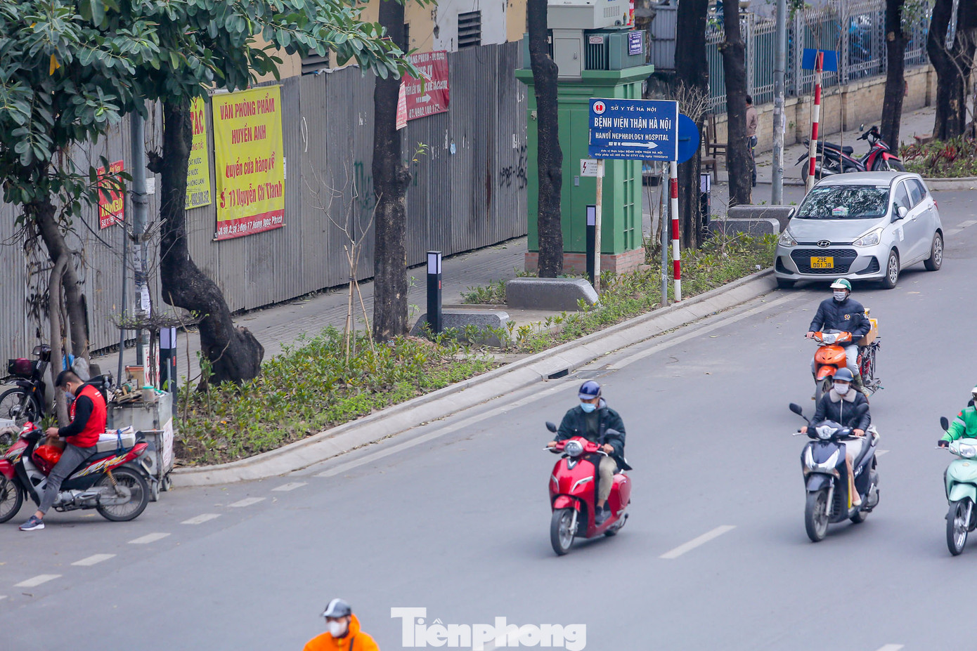 Vỉa hè trên đường Nguyễn Chí Thanh được lát đá hoàn chỉnh, hệ thống đèn chiếu sáng hiện đại, ghế đá cũng được lắp đặt tại nhiều điểm. Vỉa hè trên đường Nguyễn Chí Thanh được lát đá hoàn chỉnh, hệ thống đèn chiếu sáng hiện đại, ghế đá cũng được lắp đặt tại nhiều điểm.