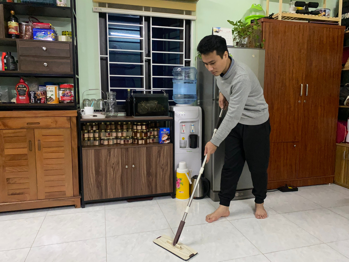 Anh Hoàng thường xuyên lau sàn bằng giẻ khô trong thời tiết nồm ẩm. Anh Hoàng thường xuyên lau sàn bằng giẻ khô trong thời tiết nồm ẩm.