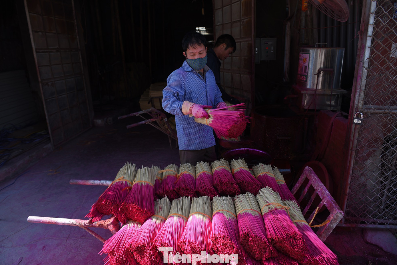 Với người dân Quảng Phú Cầu, hương là lễ vật mang tính tâm linh, là phương tiện kết nối giữa cõi trần với những đấng linh thiêng, nên không thể làm qua loa, ẩu tả. Với người dân Quảng Phú Cầu, hương là lễ vật mang tính tâm linh, là phương tiện kết nối giữa cõi trần với những đấng linh thiêng, nên không thể làm qua loa, ẩu tả.