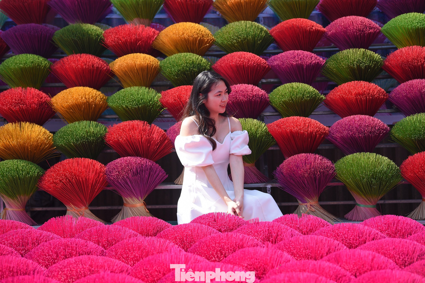 Nơi đây vừa mang chút hoài cổ lại nhuốm màu linh thiêng huyền ảo, phảng phất được dấu ấn văn hóa trọng tình nghĩa, thờ cúng tổ tiên của người Việt. Nơi đây vừa mang chút hoài cổ lại nhuốm màu linh thiêng huyền ảo, phảng phất được dấu ấn văn hóa trọng tình nghĩa, thờ cúng tổ tiên của người Việt.