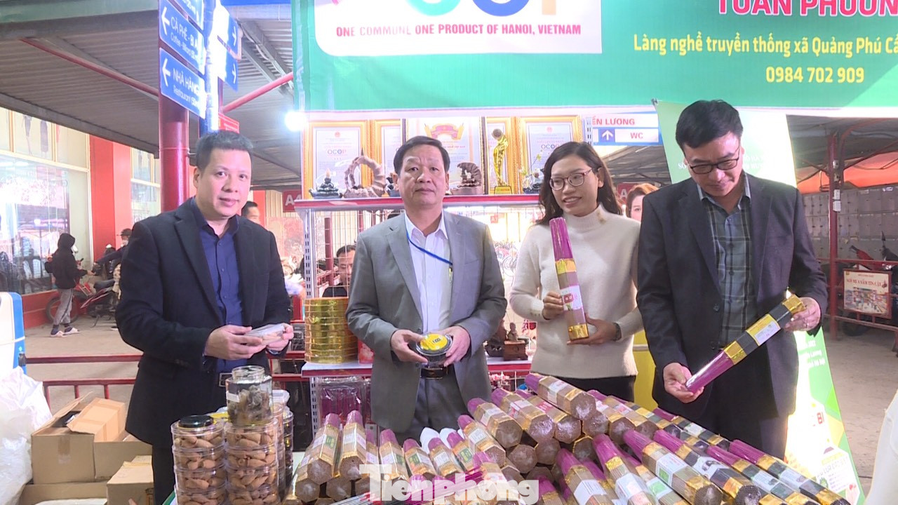 Các sản phẩm từ làng nghề truyền thống xã Quảng Phú Cầu được giới thiệu trên khắp cả nước, với bạn bè quốc tế. Các sản phẩm từ làng nghề truyền thống xã Quảng Phú Cầu được giới thiệu trên khắp cả nước, với bạn bè quốc tế.