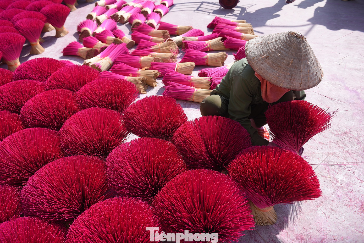 Hương được bó thành bó to, tròn đều tăm tắp. Hương được bó thành bó to, tròn đều tăm tắp.