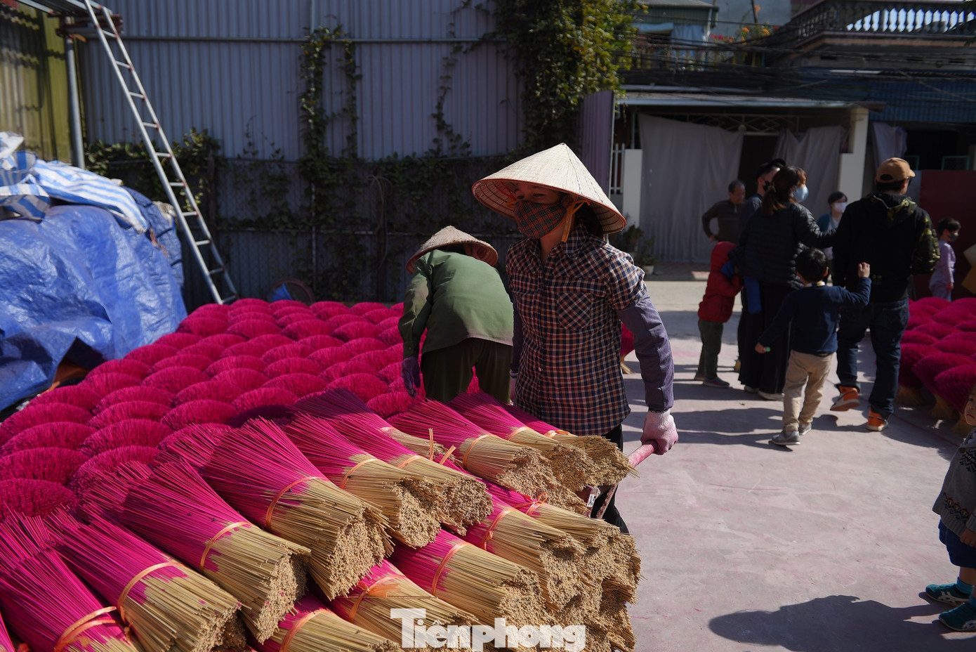 Sau khi nhuộm, tăm hương được mang đi phơi. Sau khi nhuộm, tăm hương được mang đi phơi.