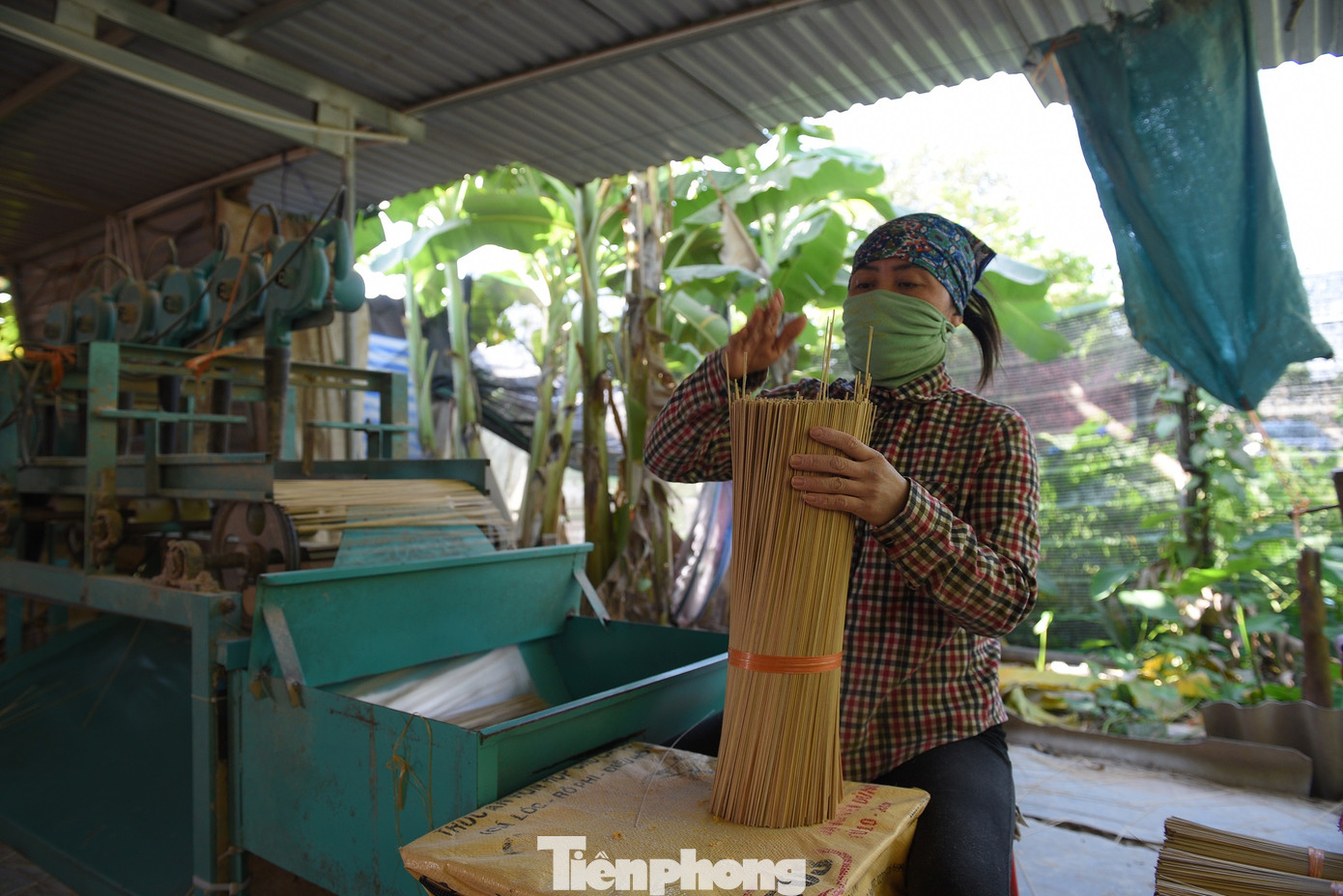 Các quy trình làm hương đều phải đảm bảo sự tinh sạch và kỹ lưỡng, mới có thể mang lại được những bó hương đẹp và đều màu, chẳng những dùng nội địa mà còn mang đi xuất khẩu. Các quy trình làm hương đều phải đảm bảo sự tinh sạch và kỹ lưỡng, mới có thể mang lại được những bó hương đẹp và đều màu, chẳng những dùng nội địa mà còn mang đi xuất khẩu.