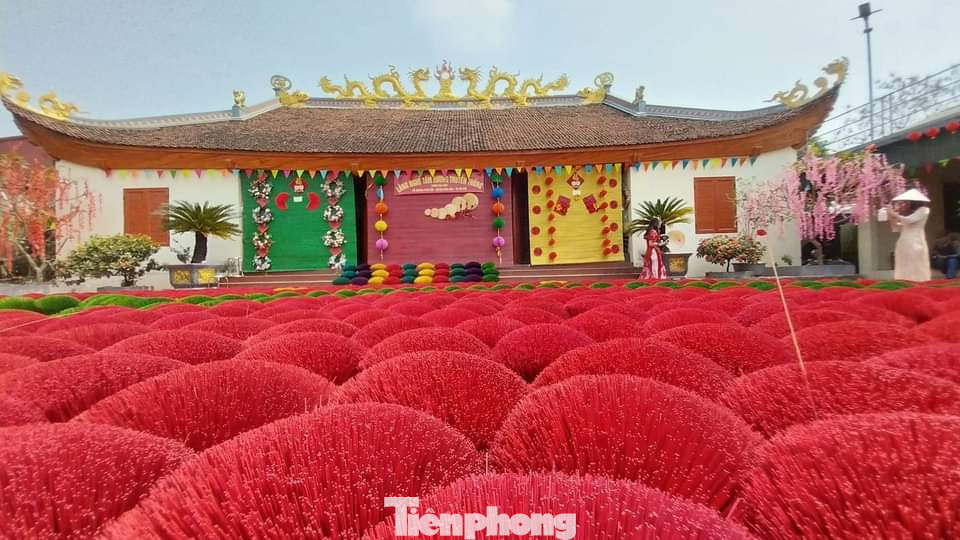 Dù đã tồn tại hàng trăm năm tuổi, thế nhưng đến tận thời điểm này, làng hương Quảng Phú Cầu vẫn tồn tại song hành theo năm tháng, trở thành một trong những nét đẹp đặc biệt khắc họa rõ nét văn hóa của làng quê đồng bằng Bắc Bộ. Ngày nay, làng hương Quảng Phú Cầu là một trong những làng nghề truyền thống lâu đời ở Hà Nội còn tồn tại và phát triển mạnh mẽ. Nơi đây không chỉ giữ cái hồn của một vật phẩm mang ý nghĩa văn hóa tâm linh mà còn là một địa điểm du lịch đẹp mà du khách nên ghé thăm khi đến với thủ đô Hà Nội. Dù đã tồn tại hàng trăm năm tuổi, thế nhưng đến tận thời điểm này, làng hương Quảng Phú Cầu vẫn tồn tại song hành theo năm tháng, trở thành một trong những nét đẹp đặc biệt khắc họa rõ nét văn hóa của làng quê đồng bằng Bắc Bộ. Ngày nay, làng hương Quảng Phú Cầu là một trong những làng nghề truyền thống lâu đời ở Hà Nội còn tồn tại và phát triển mạnh mẽ. Nơi đây không chỉ giữ cái hồn của một vật phẩm mang ý nghĩa văn hóa tâm linh mà còn là một địa điểm du lịch đẹp mà du khách nên ghé thăm khi đến với thủ đô Hà Nội.