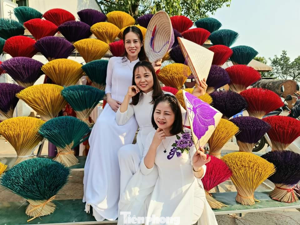 Thiếu nữ với thả dáng bên những "đóa hoa hương" với chiếc áo dài, nón lá. Thiếu nữ với thả dáng bên những "đóa hoa hương" với chiếc áo dài, nón lá.