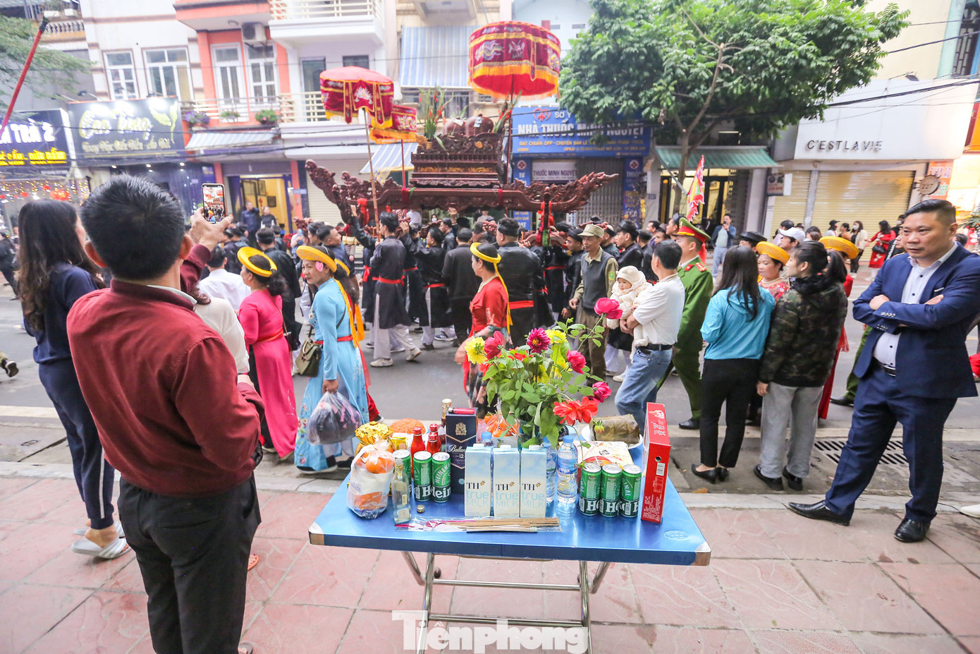 Trên đường đi, các đình, đền, chùa và nhân dân hai bên đường bày hương án, dâng hương hoa, lễ vật để tri ân Đức Thánh. Trên đường đi, các đình, đền, chùa và nhân dân hai bên đường bày hương án, dâng hương hoa, lễ vật để tri ân Đức Thánh.
