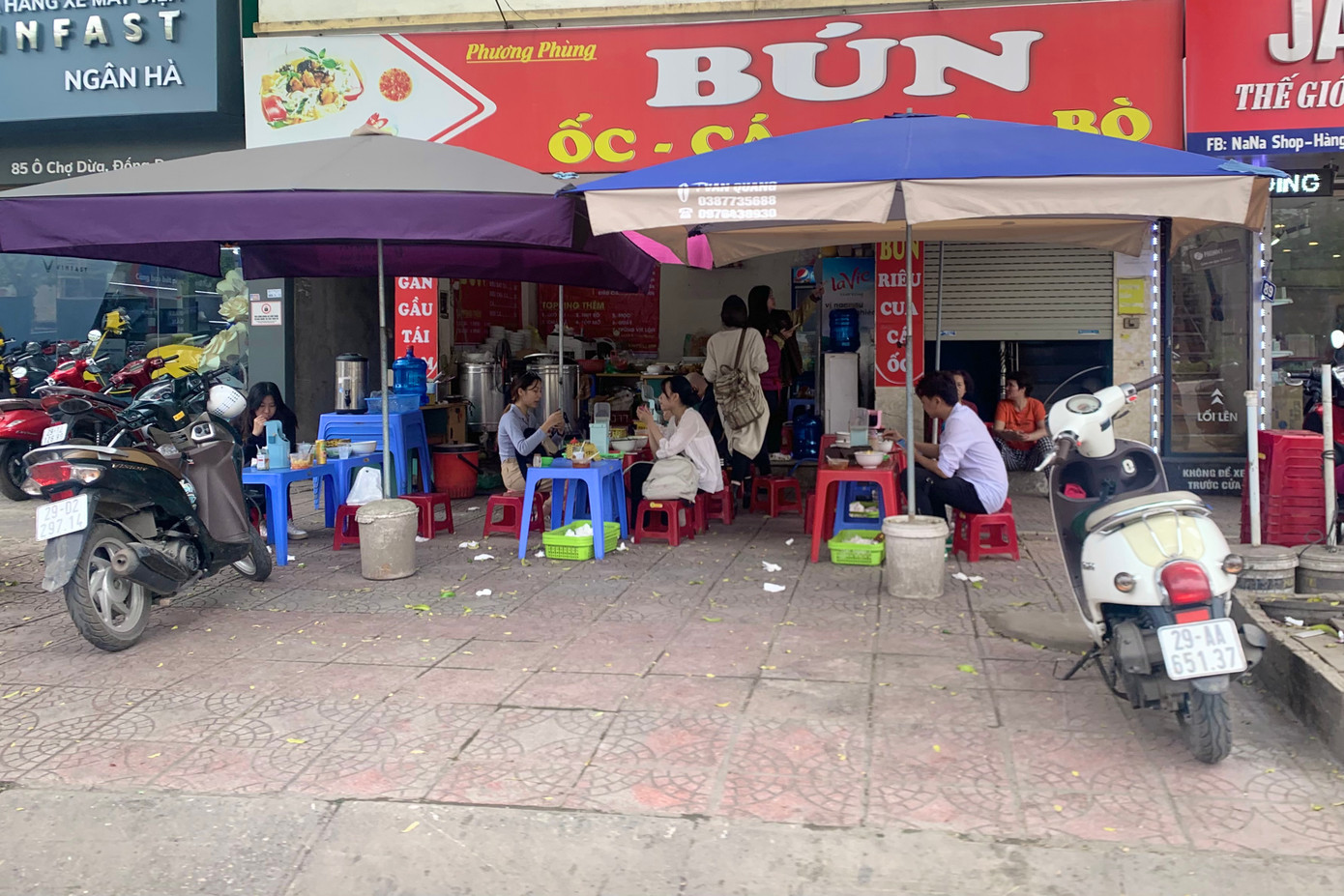 Cũng trên đường Ô Chợ Dừa, một quán ăn bày bán ghế ra vỉa hè để kinh doanh.