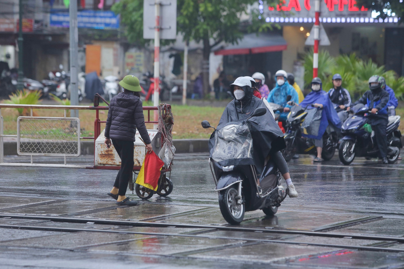 Khi thấy nhân viên kéo barie, nhiều người vẫn cố tăng ga để vượt qua.