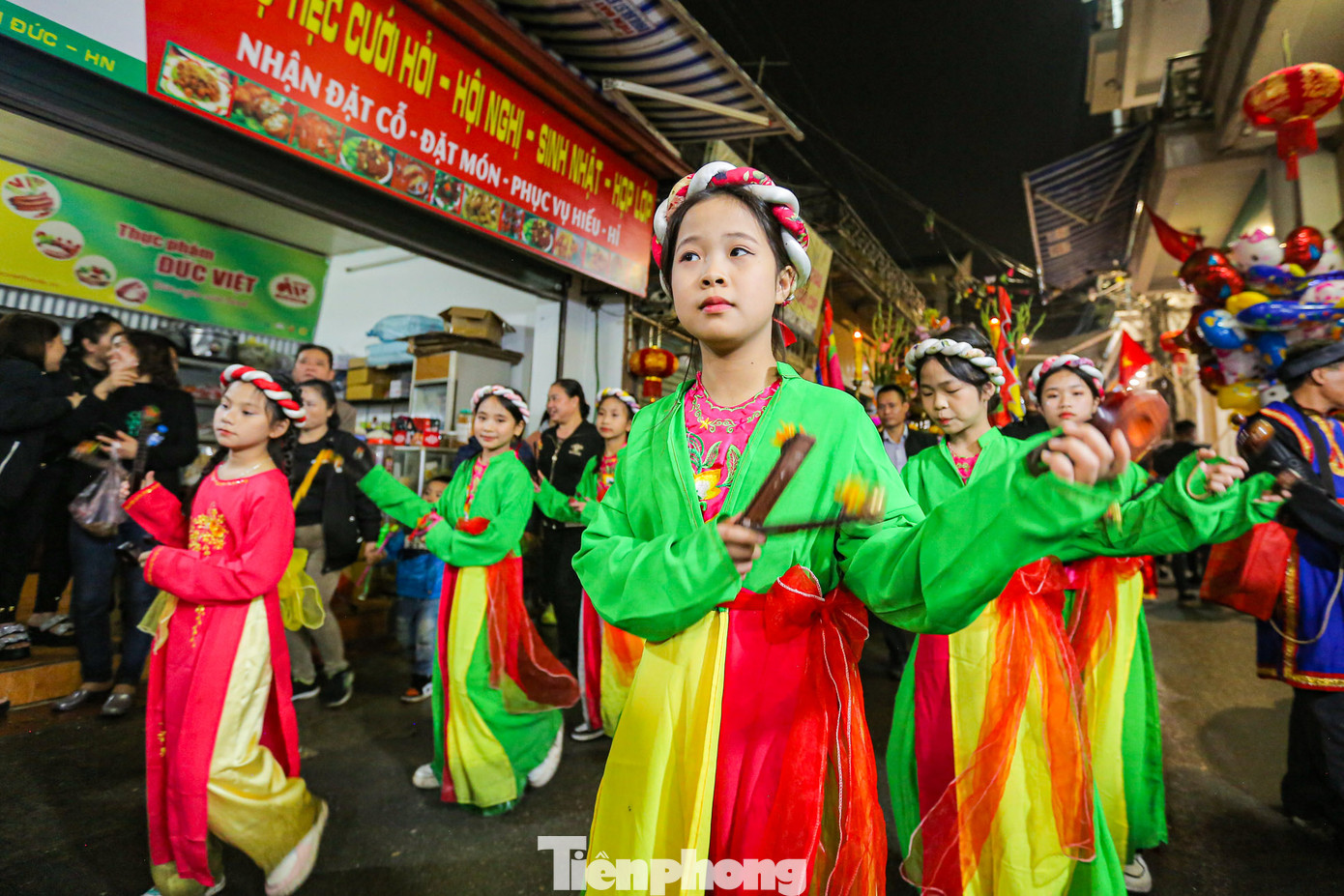 Từng thôn làng lại có phong cách rước kiệu khác nhau, có làng rước cùng điệu múa sinh tiền hoặc múa rồng…