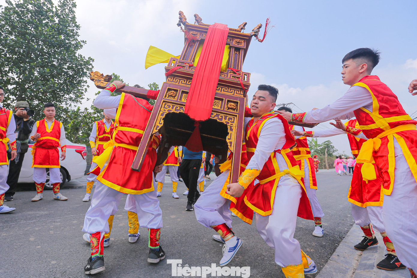 Nam thanh niên tuy khỏe mạnh hơn nhưng cũng "khốn khổ" không kém bởi kiệu xoay liên tục.