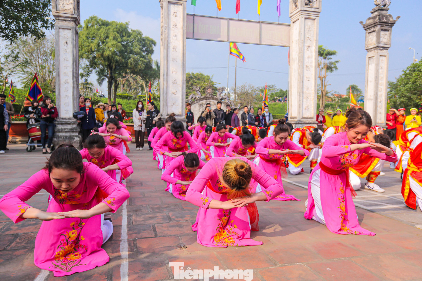 Trong lễ hội làng Thổ Khối, để được chọn làm người rước kiệu Thánh Ông, Thánh Bà, các nam thanh, nữ tú được nhất định phải là đồng trinh.