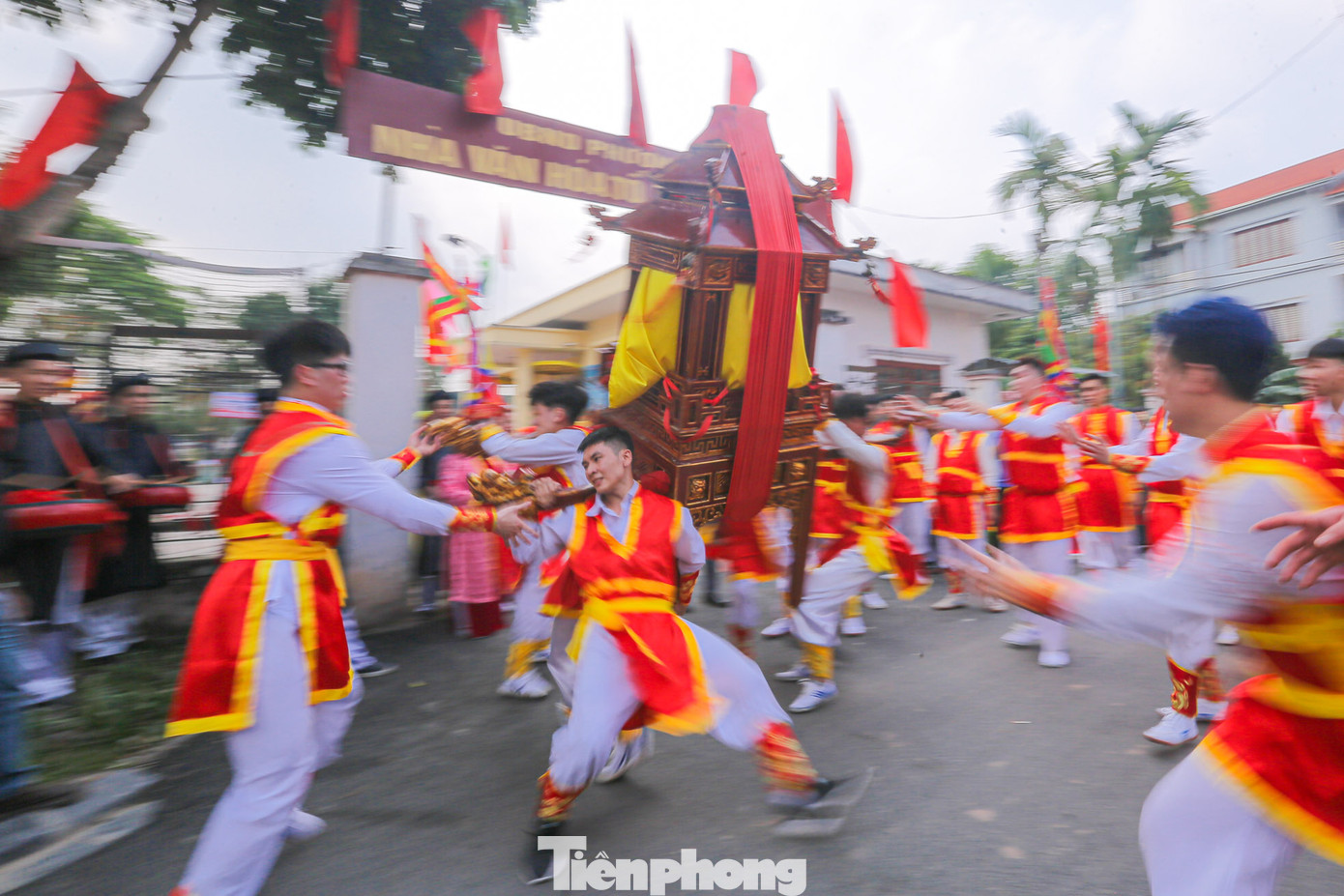 Mặc dù đã luyện tập thể lực nhưng nhiều thanh niên nhanh chóng mệt khi rước kiệu mới chỉ một quãng.