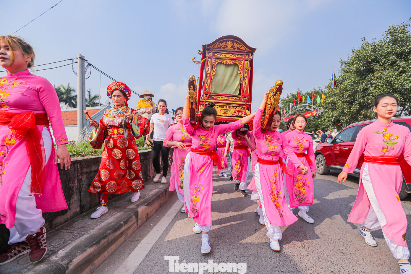 Quãng đường rước các Thánh từ đình làng Thổ Khối ra bến sông lấy nước rồi rước ngược về đình khoảng 2km.