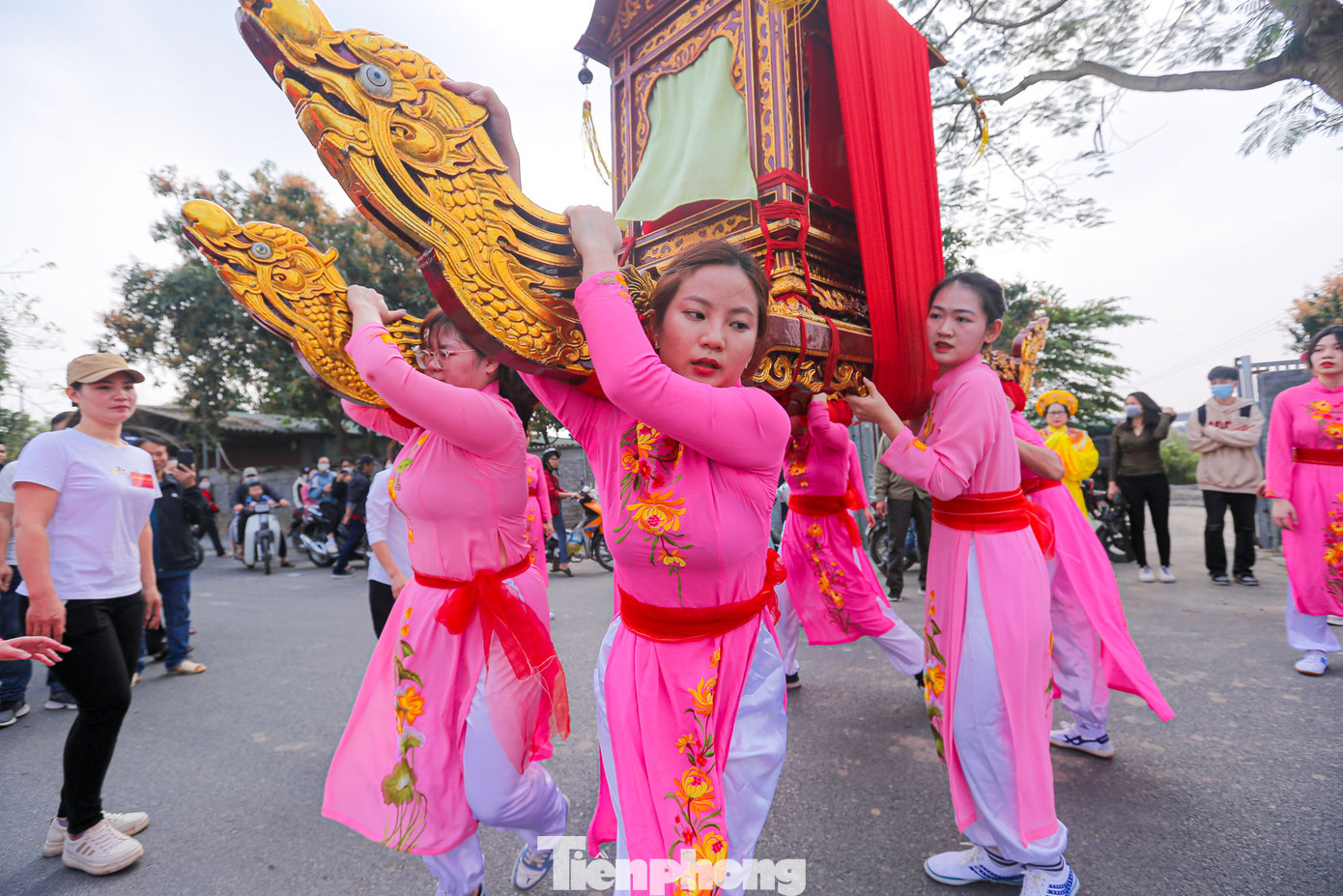 Những cô gái rất vất vả để giữ thăng bằng cho kiệu.