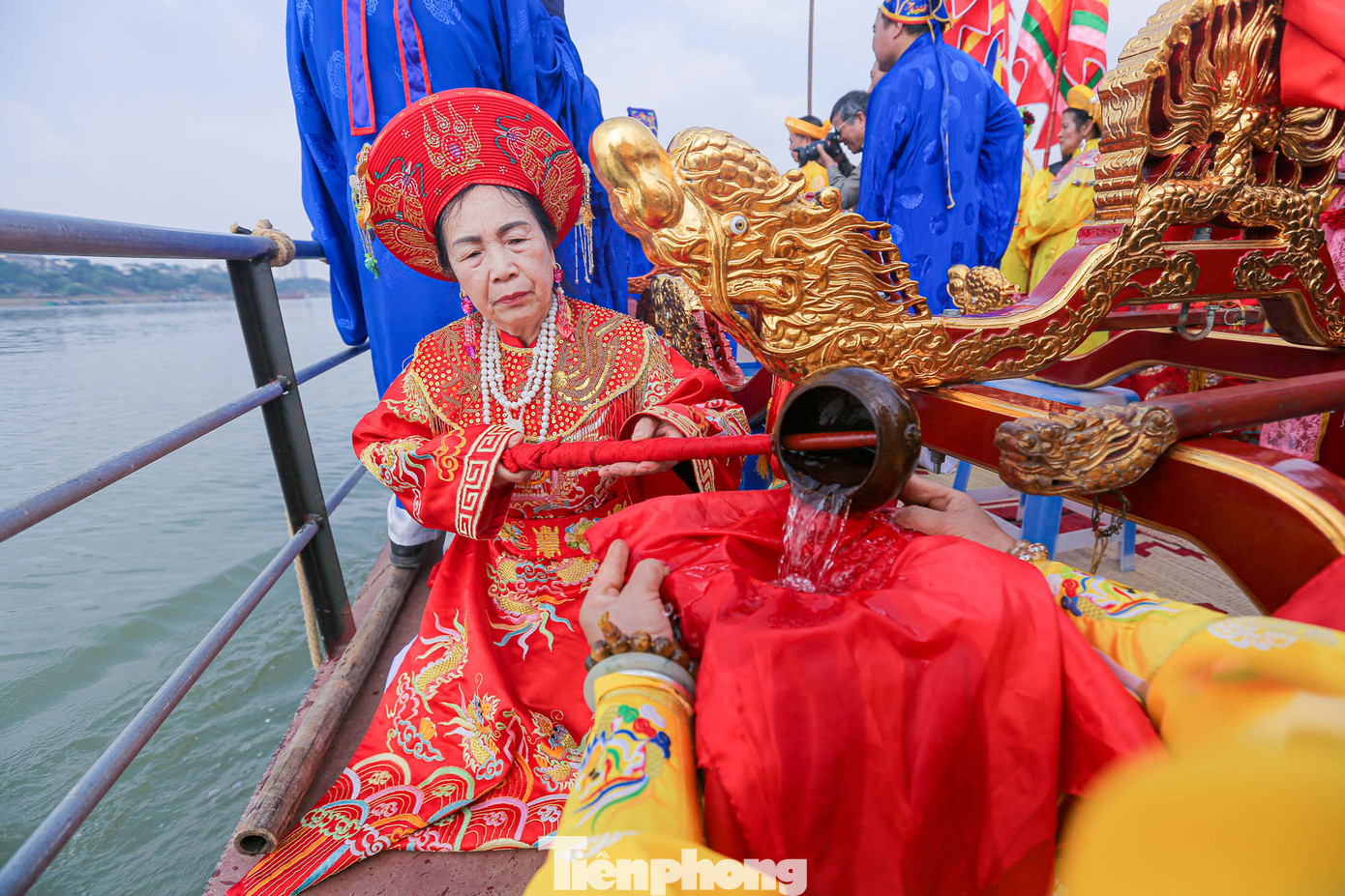 37 gáo nước được lấy tại khu vực giữa sông Hồng đổ vào bình để đem về lễ.