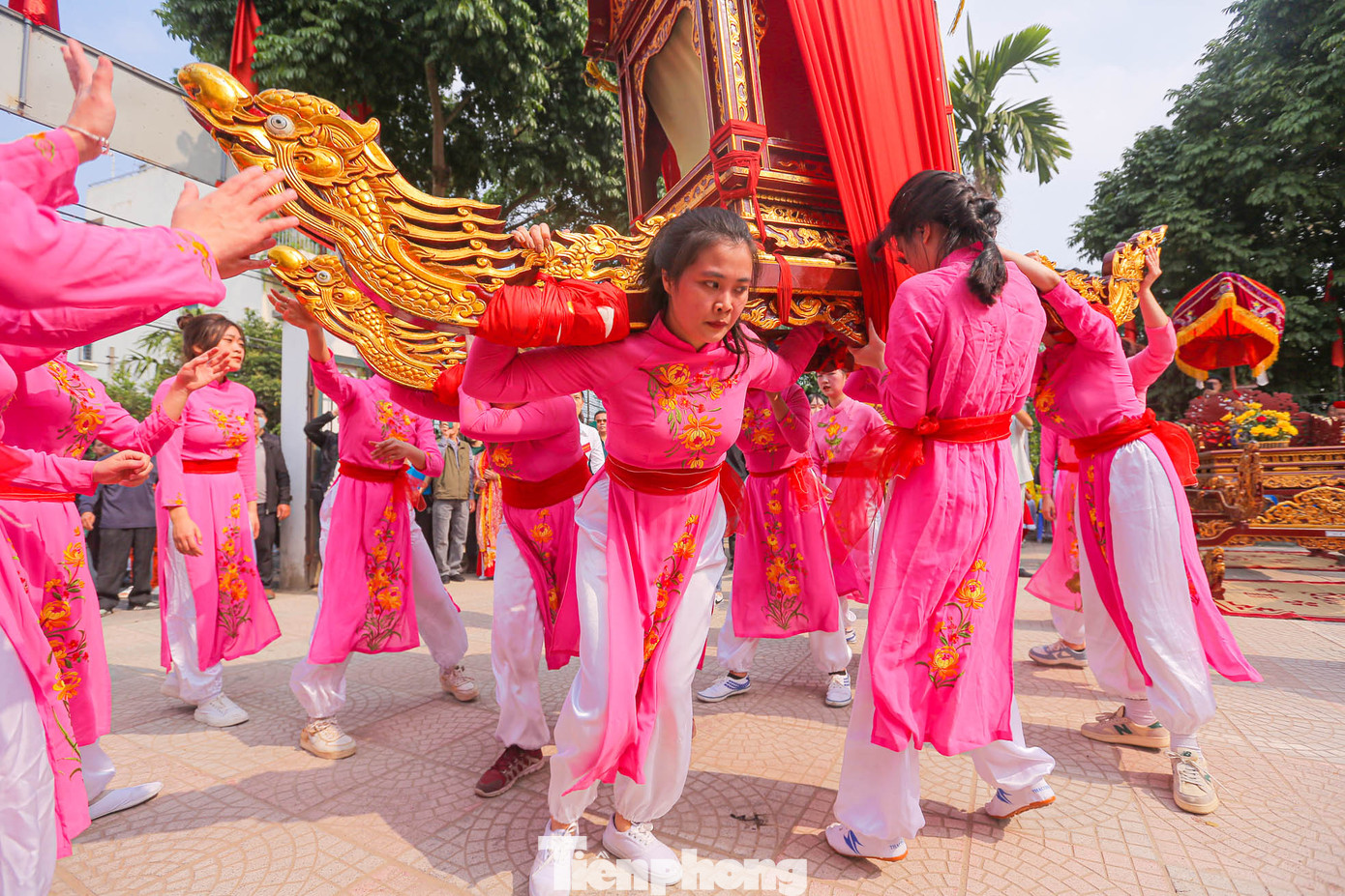 Có rất ít làng xã cho phép con gái rước kiệu, cũng chính bởi điều này, dù biết đi rước sẽ rất mệt, nhưng những cô gái được chọn bao giờ cũng cảm thấy may mắn và tự hào.