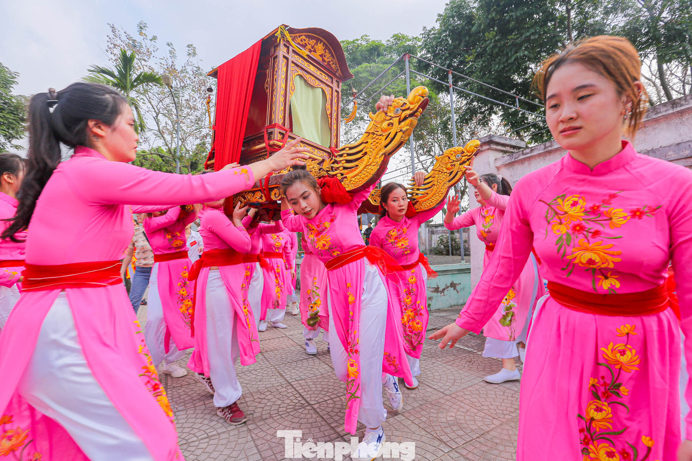 Những người già trong làng cho biết, khi kiệu xoay là "Thánh" đang vui.