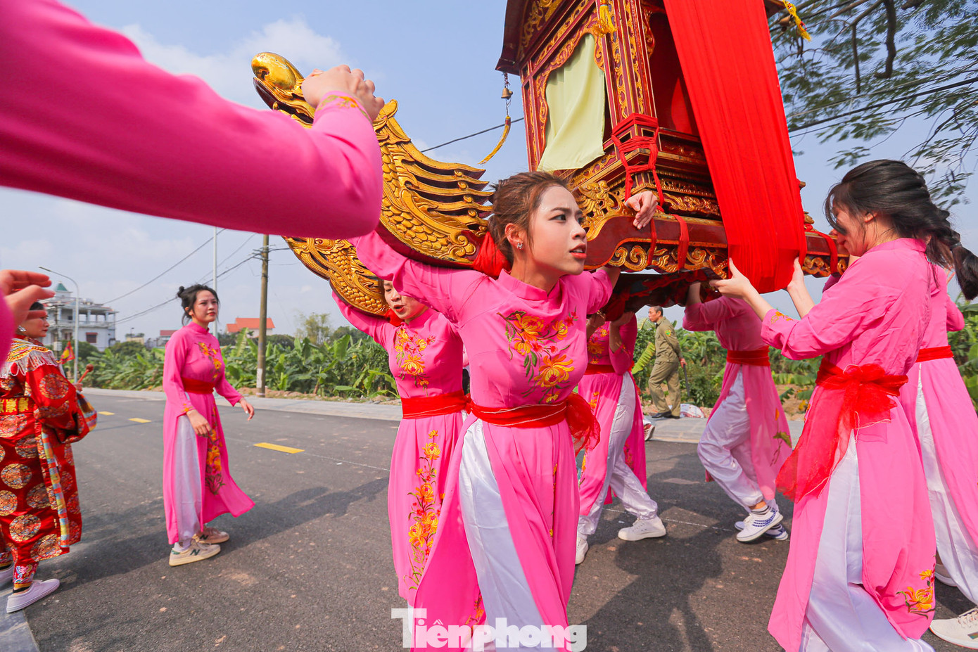 Do kiệu xoay một lộ trình đầy ngẫu hứng và không hề được báo trước nên các cô gái khó tránh khỏi mệt nhọc.