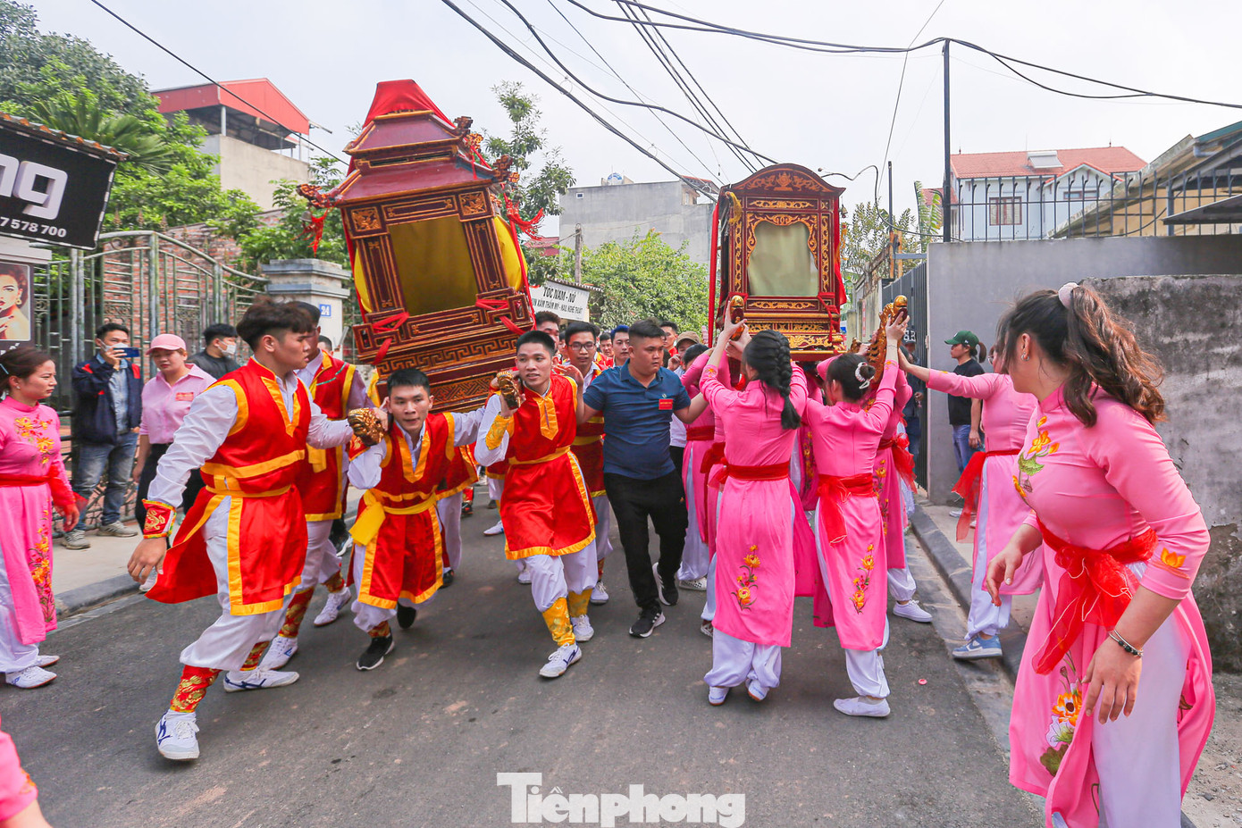 Hai kiệu Thánh Ông và Thánh Bà chạy ngược trên đường rước.