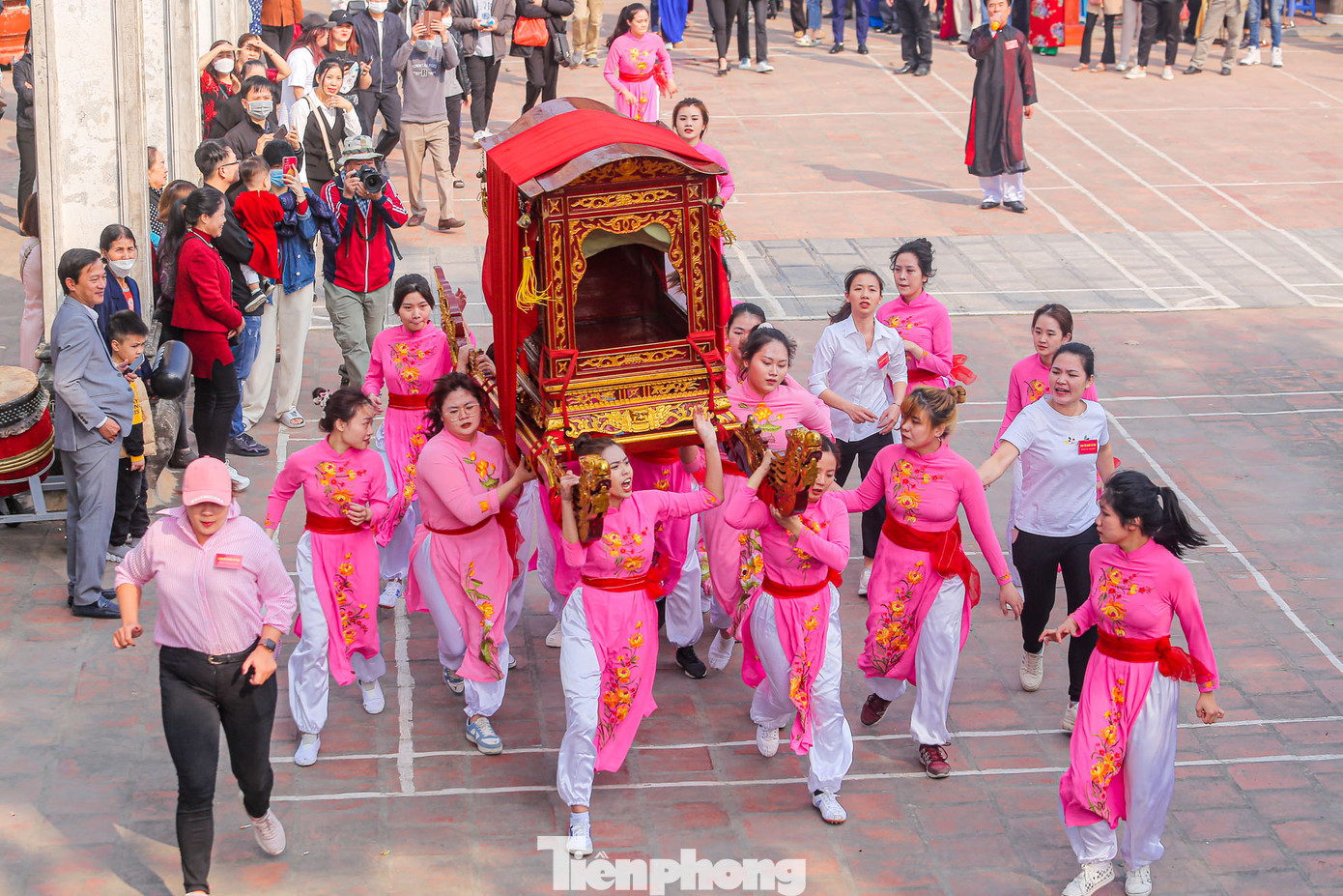 Kiệu Thánh Bà do 8 đồng nữ rước thay phiên nhau. 4 người rước chính, 4 người phụ và rất đông người khác theo cạnh để hỗ trợ cho nhau.