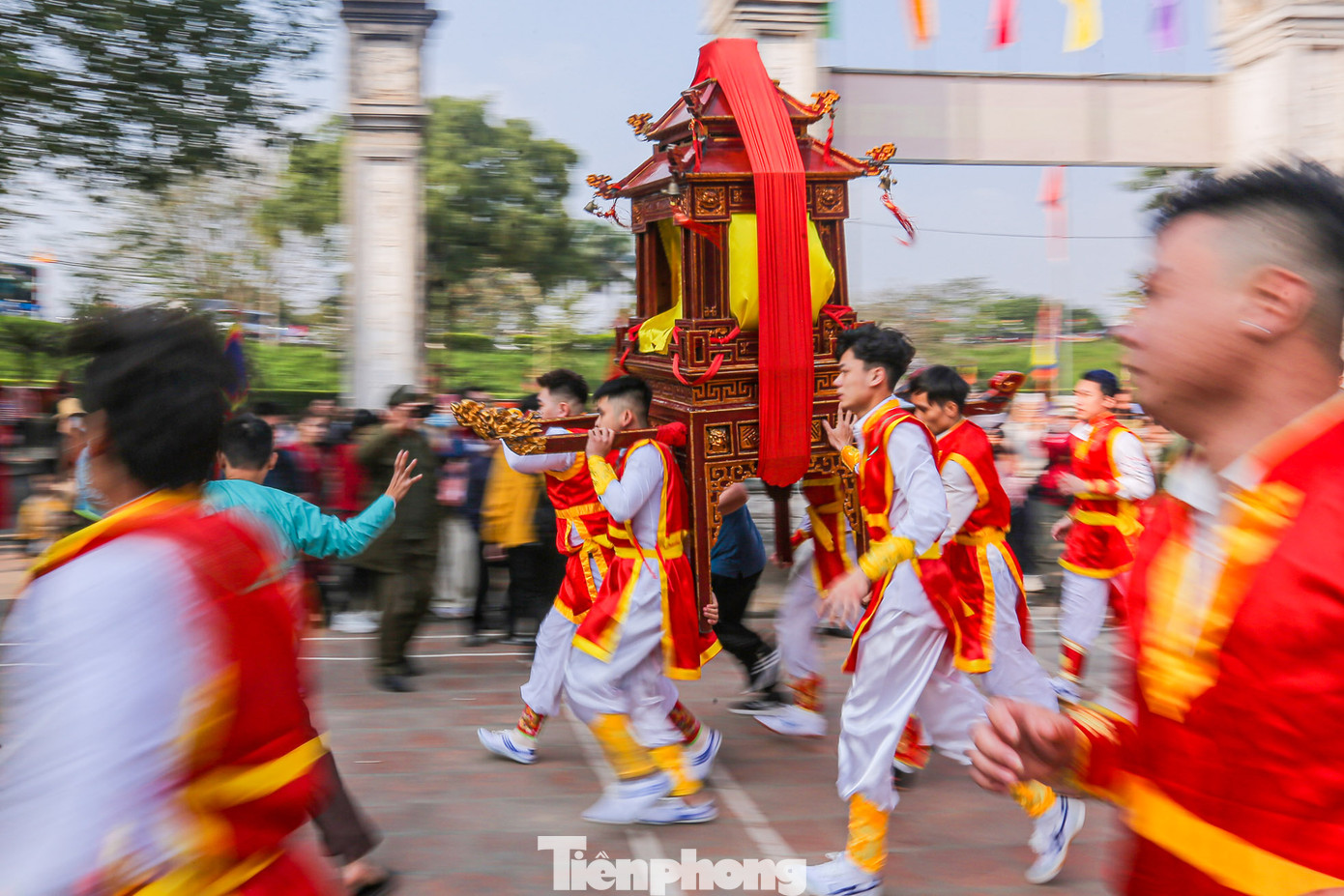 Cứ đi được vài bước chân, kiệu Thánh Ông và Thánh Bà lại chạy ngược lại hoặc xoay kiệu.