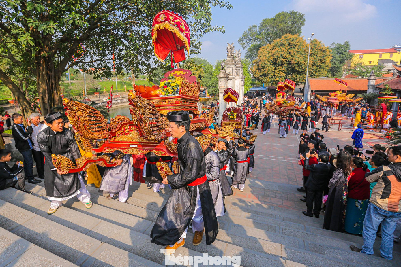 Sau khi hành lễ tại đình làng, các kiệu lễ vật của các tổ dân phố thuộc làng Thổ Khối đi rước trước.