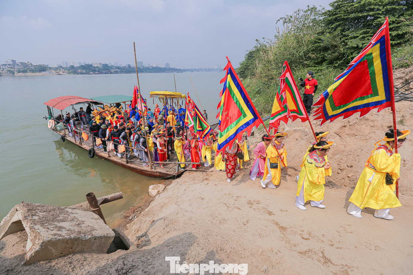 Nước trong bình sau khi lễ sẽ được dùng để rửa các vật thờ cúng trong đình làng Thổ Khối.