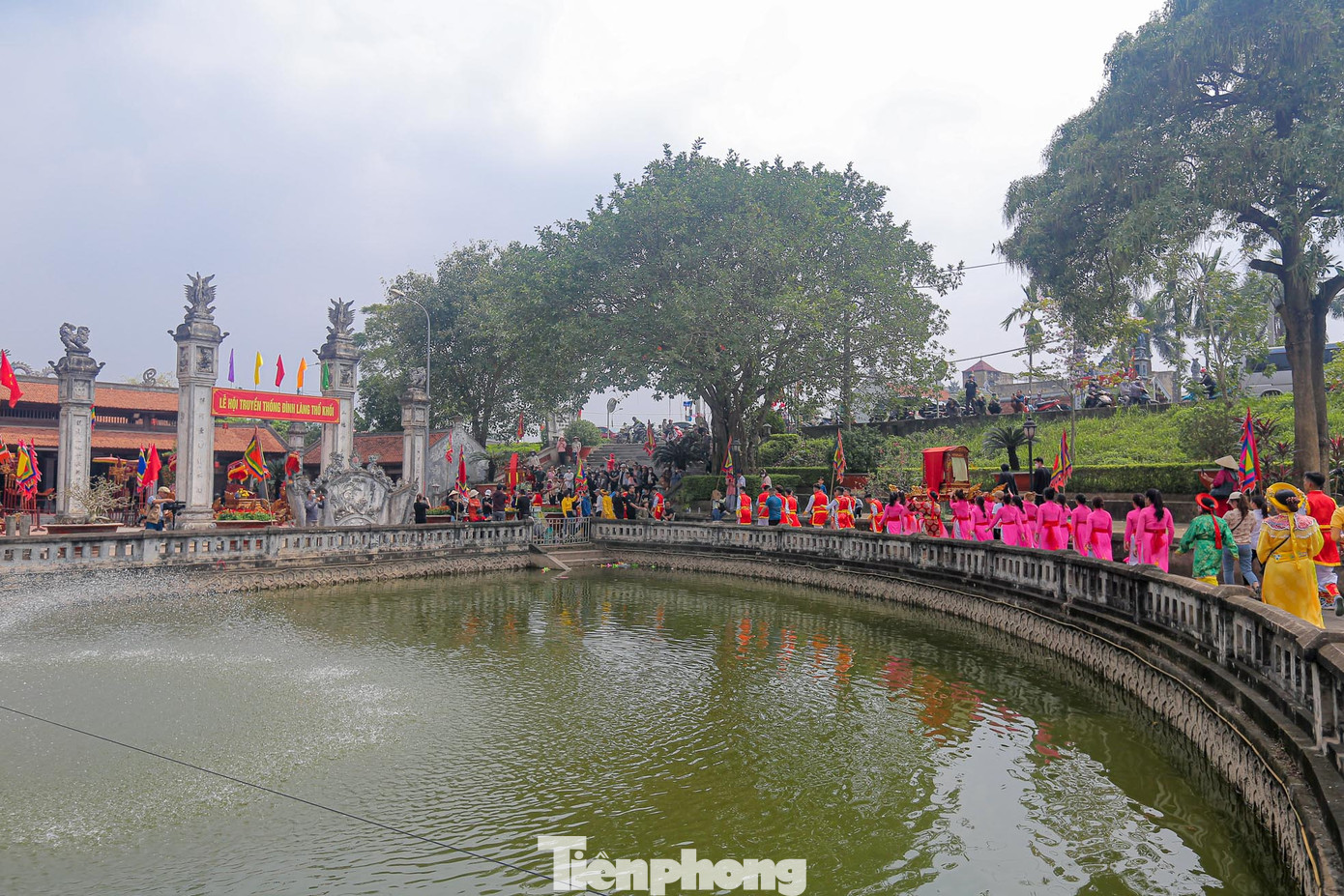 Hai kiệu Thánh Ông và Thánh Bà về đến đình làng sau hàng tiếng đồng hồ rước.