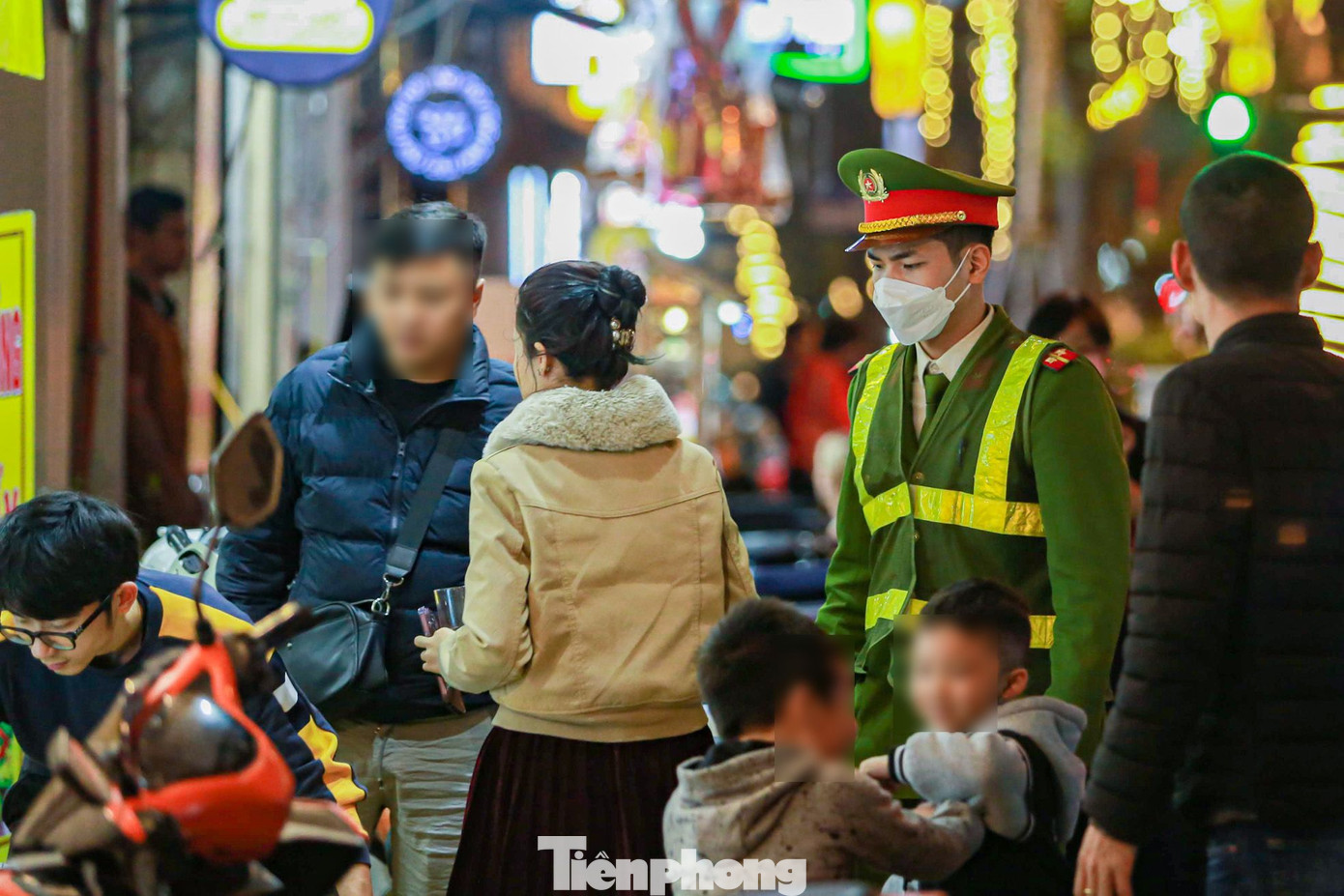 Xử lý nghiêm các trường hợp vi phạm lấn chiếm vỉa hè để hoạt động kinh doanh trên phố Hàng Cót. Xử lý nghiêm các trường hợp vi phạm lấn chiếm vỉa hè để hoạt động kinh doanh trên phố Hàng Cót.