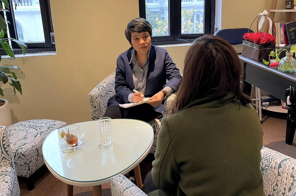 Rất nhiều chủ doanh nghiệp tìm đến bà Nhiên nhờ hỗ trợ điều trị tâm lý. Ảnh: Lê Liên.