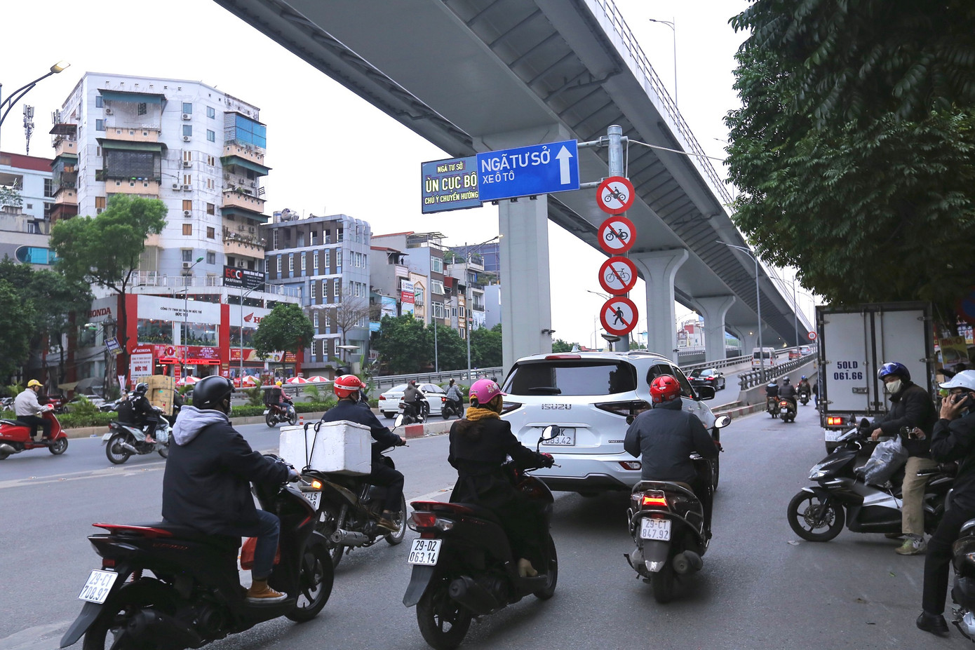 Thay vì lên cầu vượt, các ô tô chuyển hướng sau khi nhận cảnh báo từ hệ thống biển báo điện tử.