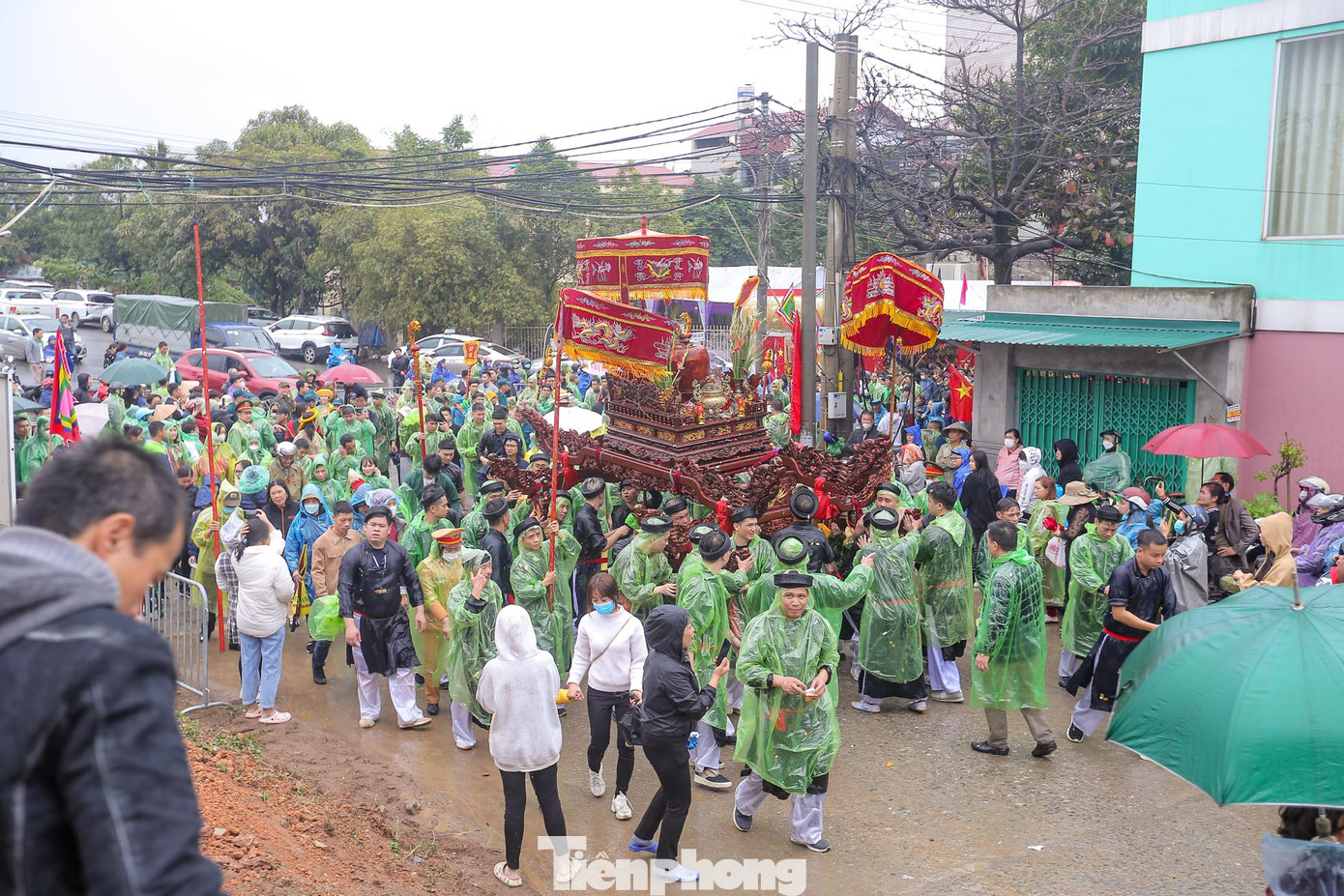 Mặc dù cơn mưa lớn bất chợt ập tới nhưng đoàn rước vẫn tiếp tục hành trình. Mặc dù cơn mưa lớn bất chợt ập tới nhưng đoàn rước vẫn tiếp tục hành trình.