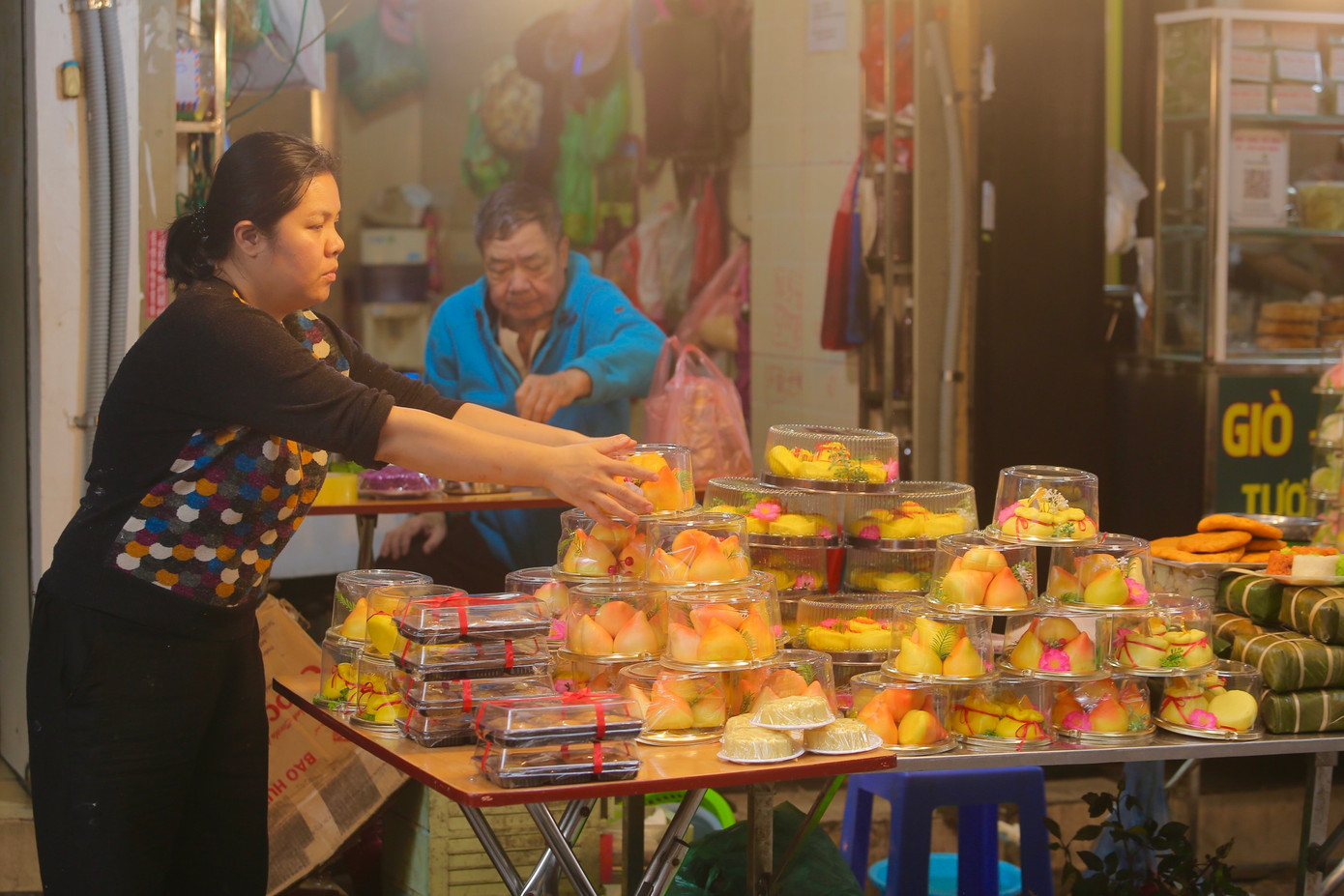 Một trong những sản phẩm đang "hot" tại chợ Hàng Bè là bánh bao chay với màu sắc bắt mắt. Mỗi hộp 5 chiếc có giá 100.000 đồng.