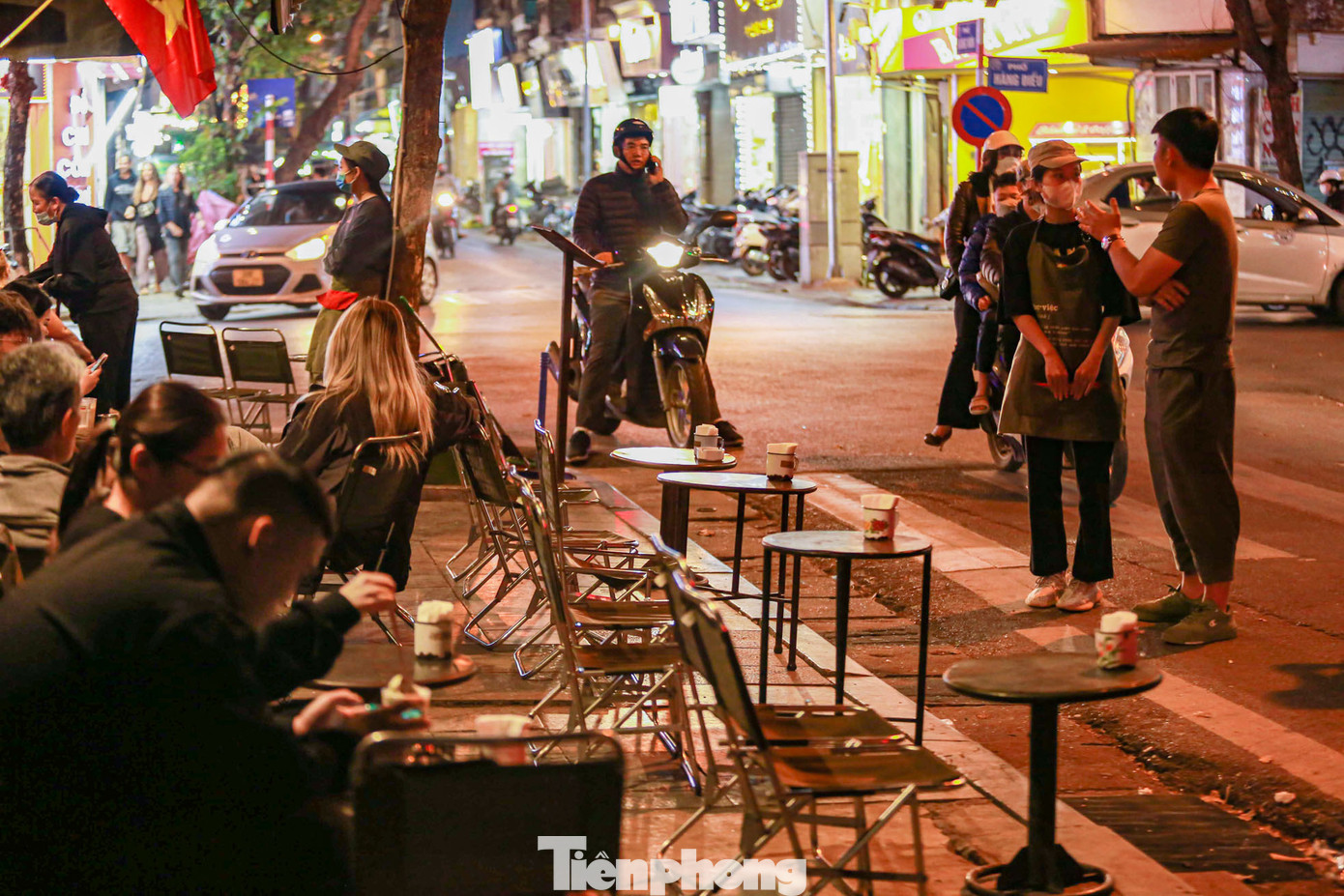Bàn ghế bày ra vỉa hè để đón khách. Bàn ghế bày ra vỉa hè để đón khách.