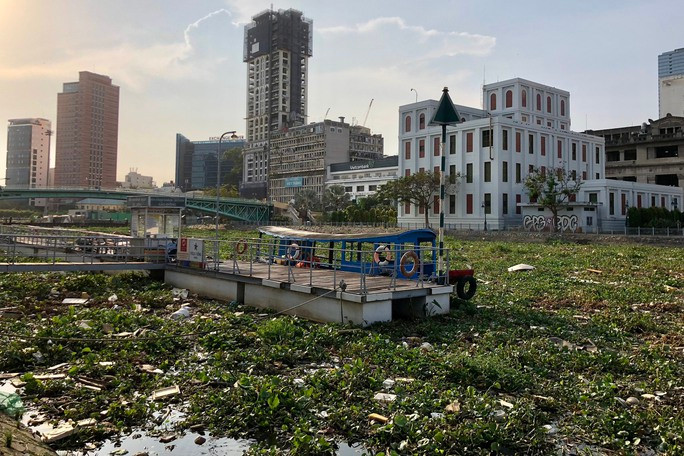 Cầu Mống được bắc qua kênh Bến Nghé, nối liền giữa quận 1 và quận 4. Cầu Mống được bắc qua kênh Bến Nghé, nối liền giữa quận 1 và quận 4.