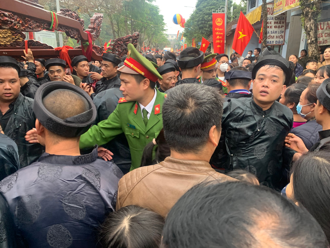 Lượng người chui qua kiệu quá lớn khiến lực chức năng phải phân luồng đám đông.